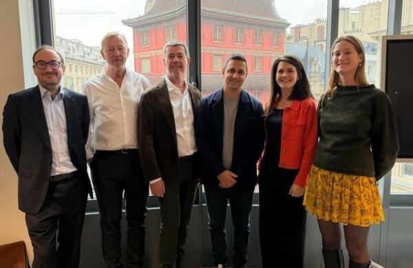 Visiteurs-Partir change de mains