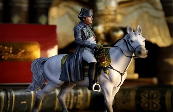 A l’arrière des berlines, des monarques et leurs figurines